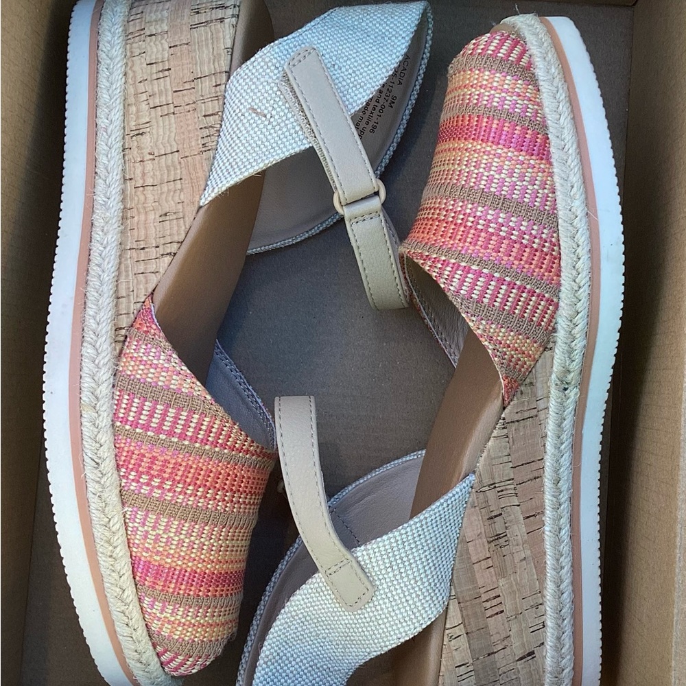 New BareTraps Pink and Cream Woven Espadrille Platforms